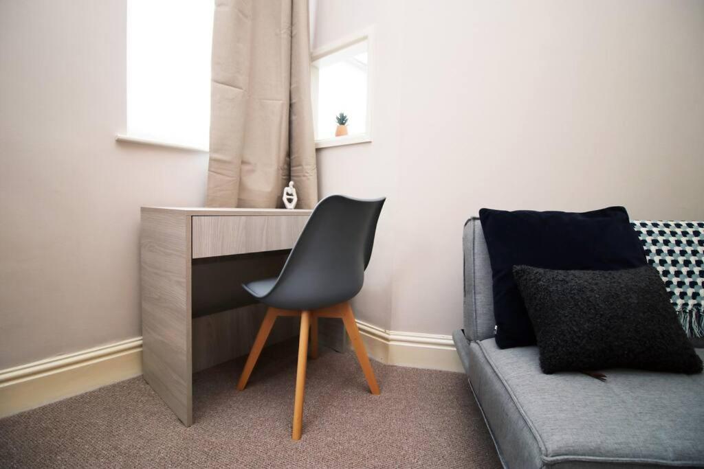 2 Bedroom Apartment, 5 Guests Welcome, Free Off-peak Parking Apartamento