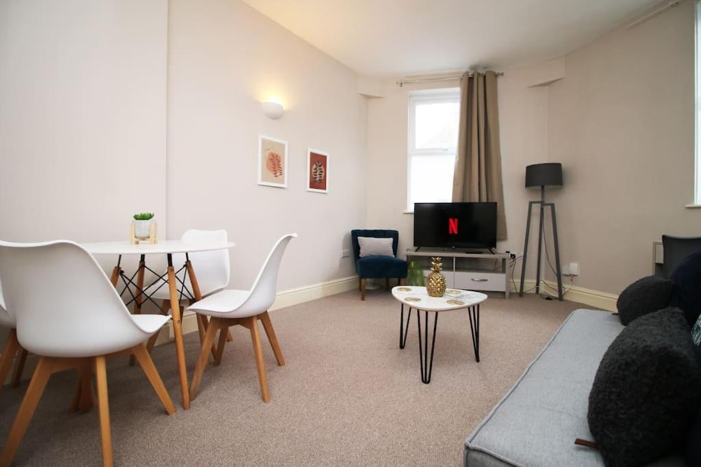 2 Bedroom Apartment, 5 Guests Welcome, Free Off-peak Parking Apartamento *