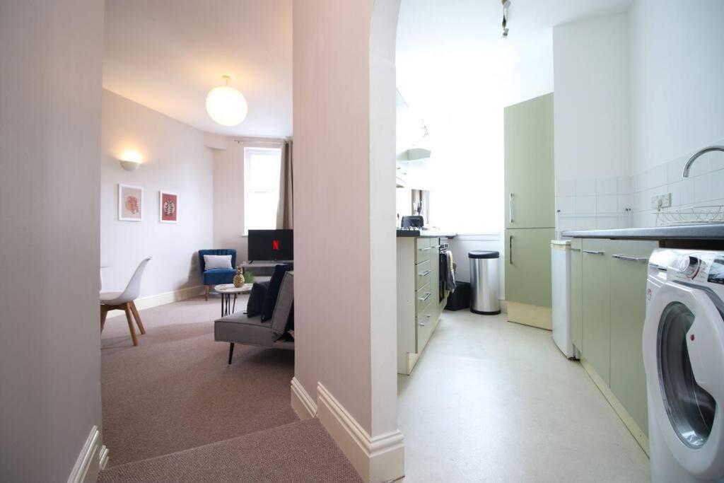 2 Bedroom Apartment, 5 Guests Welcome, Free Off-peak Parking Leilighet