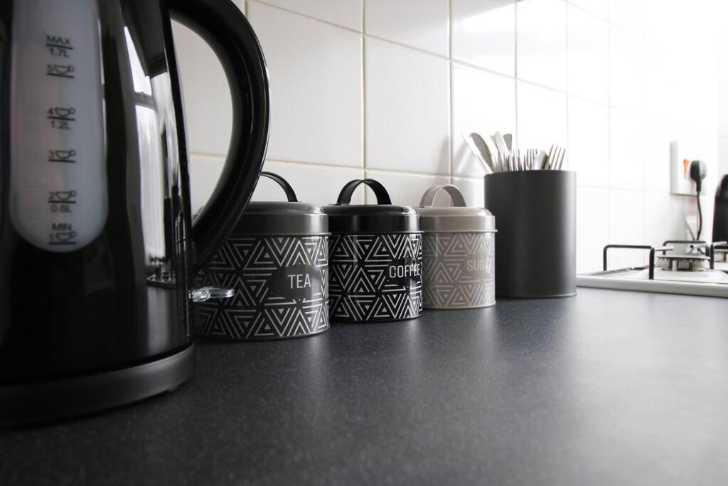 2 Bedroom Apartment, 5 Guests Welcome, Free Off-peak Parking Leilighet *